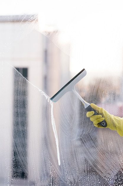 Mann Fenster reinigen