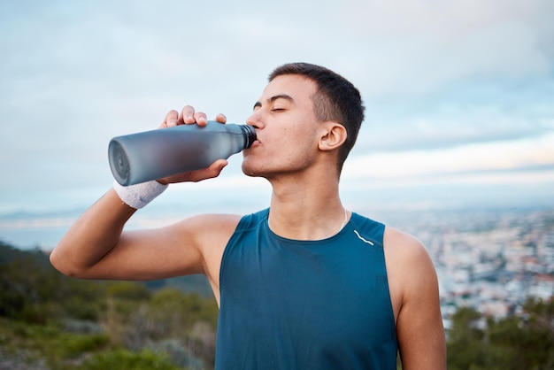 Mann Fitness und Trinkwasser in der Natur Training oder Outdoor-Übung in der Pause Ruhe oder Erholung Durst Männer Sportgetränk oder Mineral für die Nachhaltigkeit nach dem Laufen Cardio oder Training