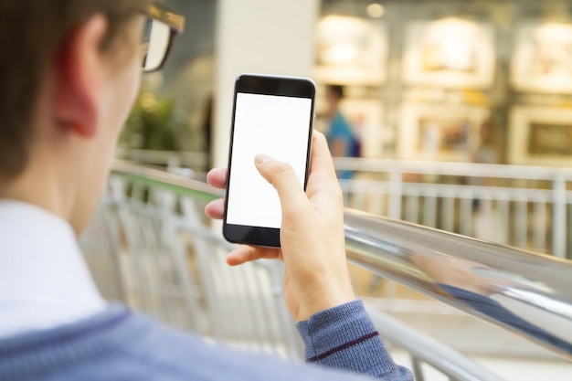 Mann fotografiert am Telefon