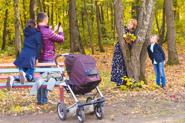Mann fotografiert seine Familie im Freien in der Herbstnatur