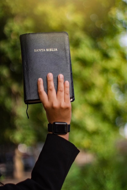 Foto mann frau hand auf heilige bibel hoffnung erleuchtung