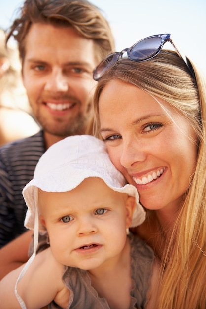 Foto mann, frau und baby porträt für outdoor glücklich oder natur kindheit entwicklung verbindung für bindung mutter vater und lächeln mit kind als familie auf festival ausflug für urlaub urlaub oder wochenende