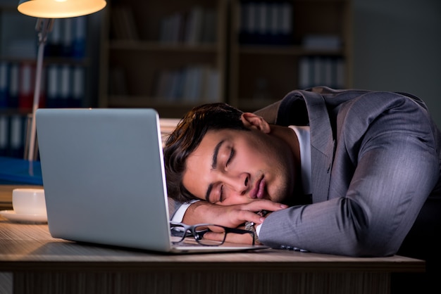 Mann für lange Stunden im Büro bleiben