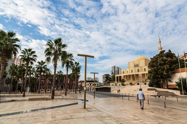 Mann geht auf dem zentralen Platz der Großen Moschee von Durres, Albanien