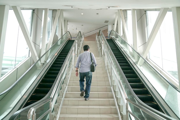 Mann geht die Treppe in einer U-Bahnstation hinauf