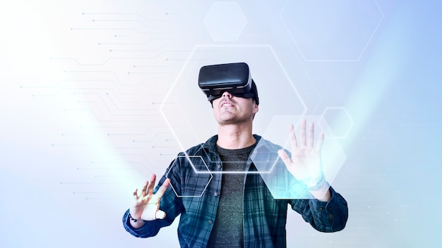 Mann genießt ein VR-Headset