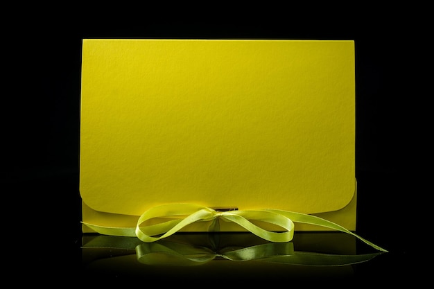 Mann Geschenkkonzept Geschenkbox mit Luxusschleife auf dunklem Hintergrund Horizontal mit Kopierbereich