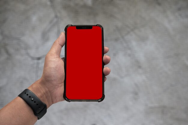 Foto mann hält ein smartphone mit einem leeren bildschirm, handnäherbild, raum für text
