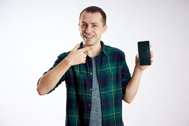 Mann hält ein Telefon in der Hand