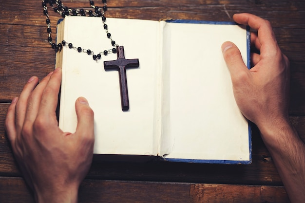 Mann hält eine Bibel