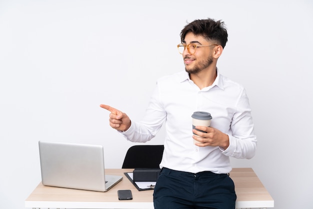 Mann hält eine Tasse Kaffee