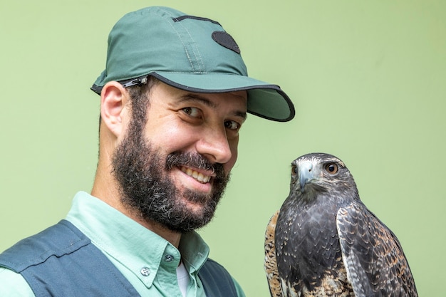 Mann hält einen Adler mit schwarzer Brust