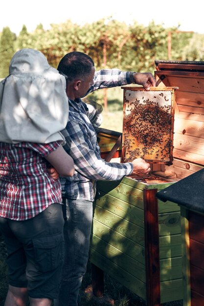 Foto mann hält eis im freien