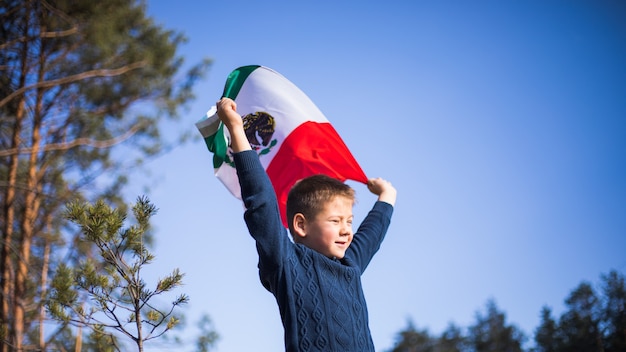 Mann hält Flagge von Mexiko 16. September Unabhängigkeitstag von Mexiko mexikanischen Unabhängigkeitskrieg 1810