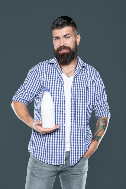 Mann hält Kefirflasche für Frühstücksmilchprodukte