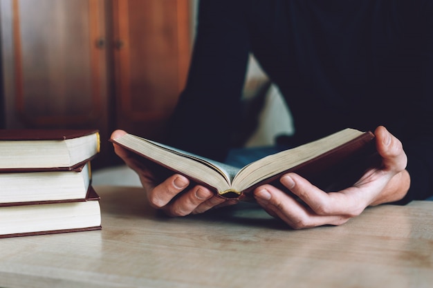 Mann hält offenes Buch in Händen