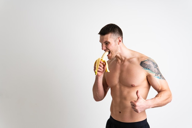 Mann hält Äpfel in Fitness weißen Hintergrund isoliert sportlich Gesundheit gut aussehend sexy junge Muskel Hintergrund Torso Übung vegetarisch aktive Brust