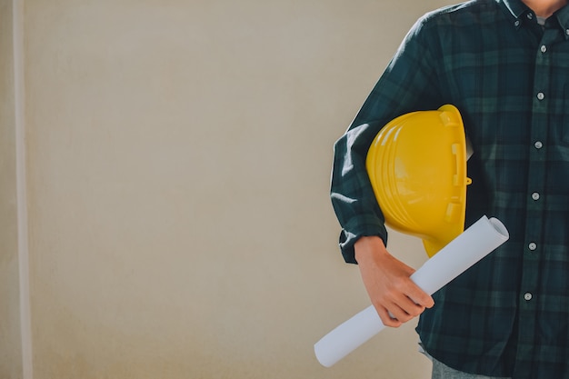 Mann hält Schutzhelm Blaupause, Supervisor Foreman Manager im Bau