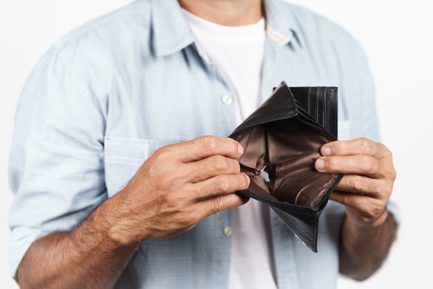 Foto mann hält seine leere brieftasche auf weißem hintergrund finanzkrise konkurs kein geld