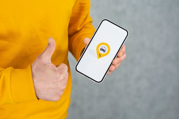 Mann hält Smartphone mit weißem Bildschirm und Geolocation-Symbol