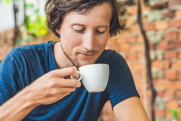 Mann hält Tasse Tee mit Zitrone