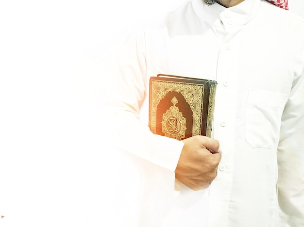 Foto mann hält und liest koran islamischen hintergrund