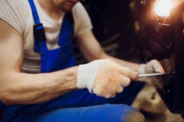 Mann Hände reparieren linke Tür Auto