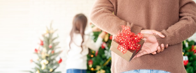 Mann halten Weihnachtsgeschenk Überraschung