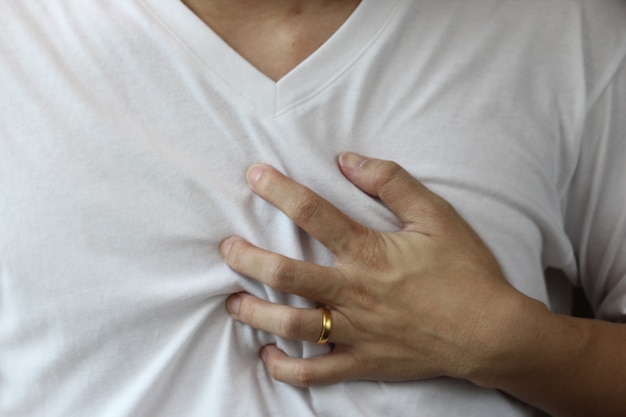 Foto mann hand halten auf der brust