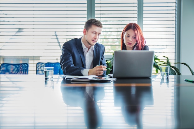 Mann hilft mitarbeitern mit job