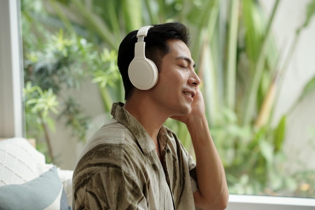Mann hört Musik im Freien