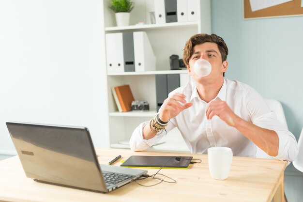 Mann im Anzug, der Spaß im Büro hat