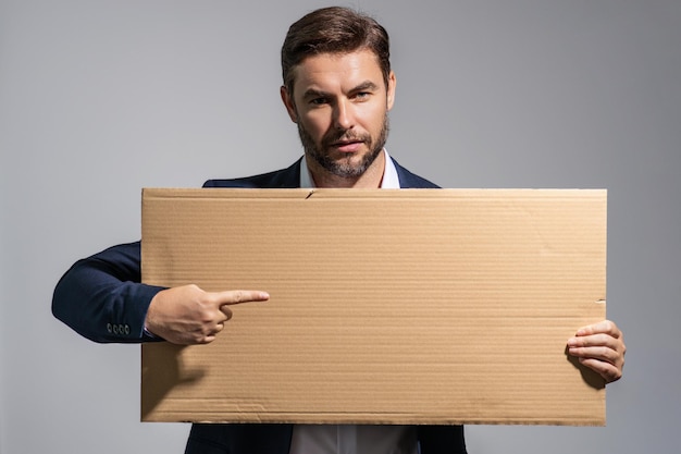 Mann im Anzug hält Schild mit Kopierraum-Plakat bereit für Kopierraum-Produktschild zu Ihrem Kopierraum