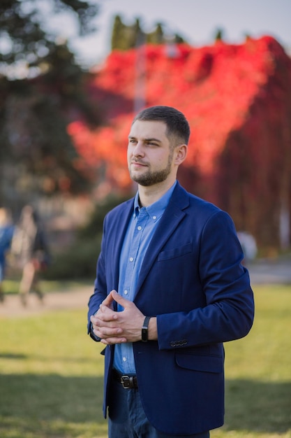 Mann im Anzug im Herbst im Park