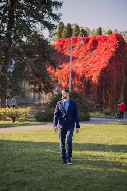 Mann im Anzug im Herbst im Park