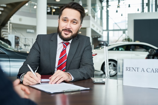 Mann im Autosalon