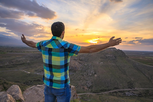 Mann im Berg mit Sonnenuntergang