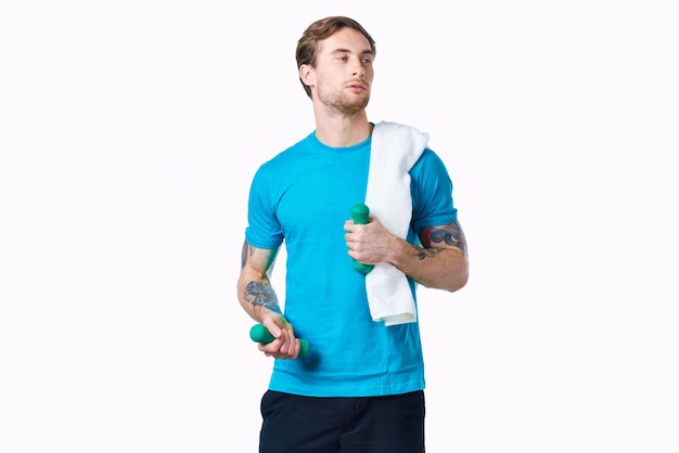 Mann im blauen T-Shirt Workout Fitness Übung Lifestyle Studio