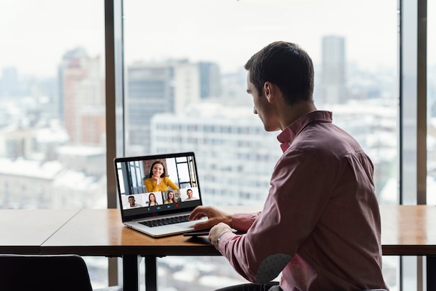 Foto mann im büro, der einen videoanruf hat