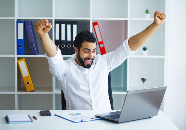 Mann im Büro. Portrait der männlichen Arbeitskraft