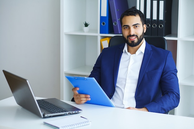 Mann im Büro. Portrait der männlichen Arbeitskraft