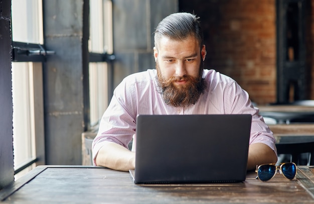 Mann im Café vor dem Computer