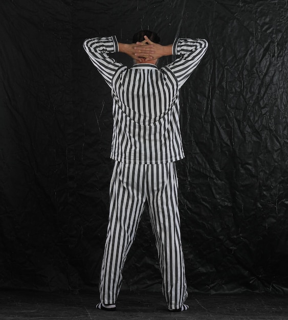 Mann im Gefängnis in gestreifter Kleidung
