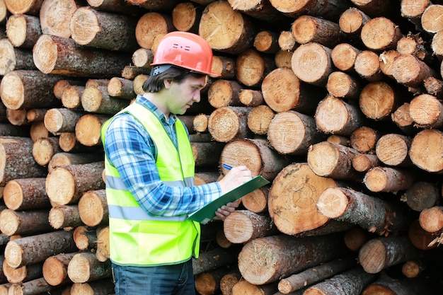 Mann im Helm Arbeiter Holz Bauholz