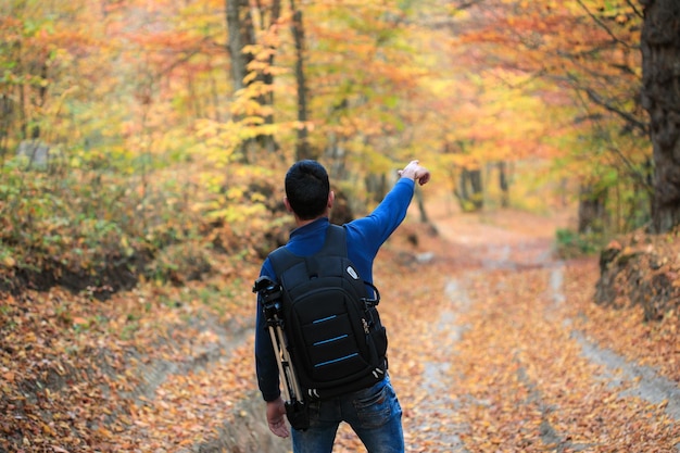 Mann im herbstlichen Wald