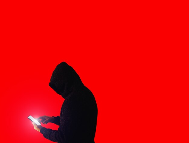 Mann im Hoodie hackt persönliche Daten. Informationssicherheit. Schutz des Informationskonzepts. Schlechtes Passwort.