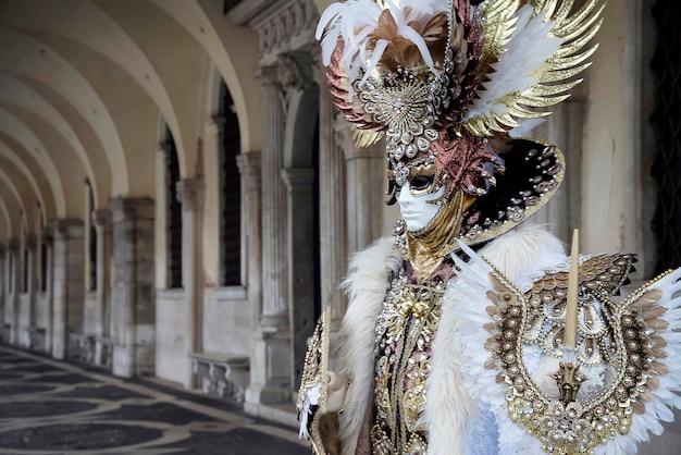 Foto mann im kostüm des alten römischen soldaten am karneval in venedig