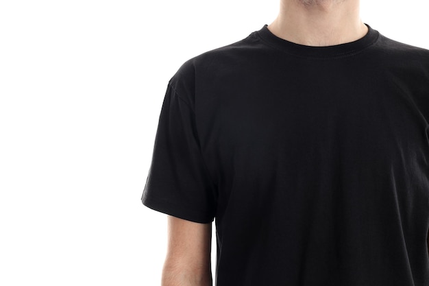 Mann im leeren schwarzen T-Shirt lokalisiert auf weißem Hintergrund