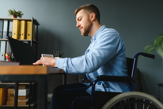 Mann im Rollstuhl zu Hause oder im Büro