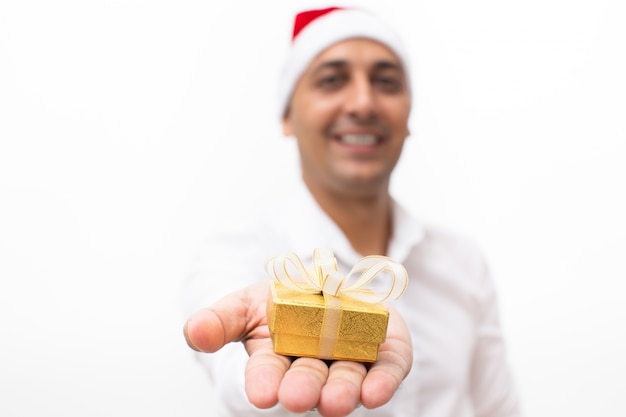 Mann im Sankt-Hut, der kleine Geschenkbox auf Palme hält